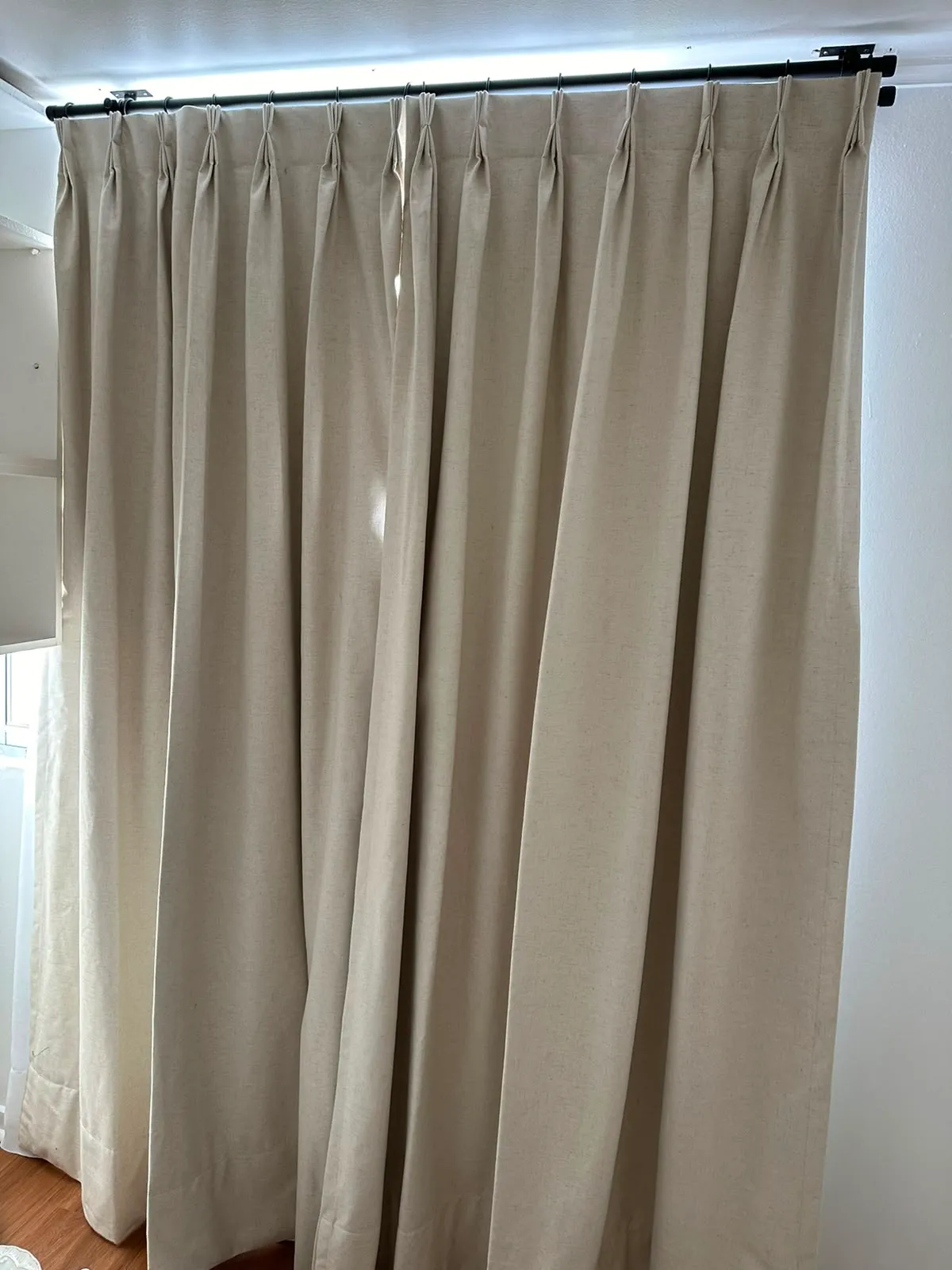 Cortinas de lino para living con argollas confeccionadas a medida en Sastrería La Reina Santiago