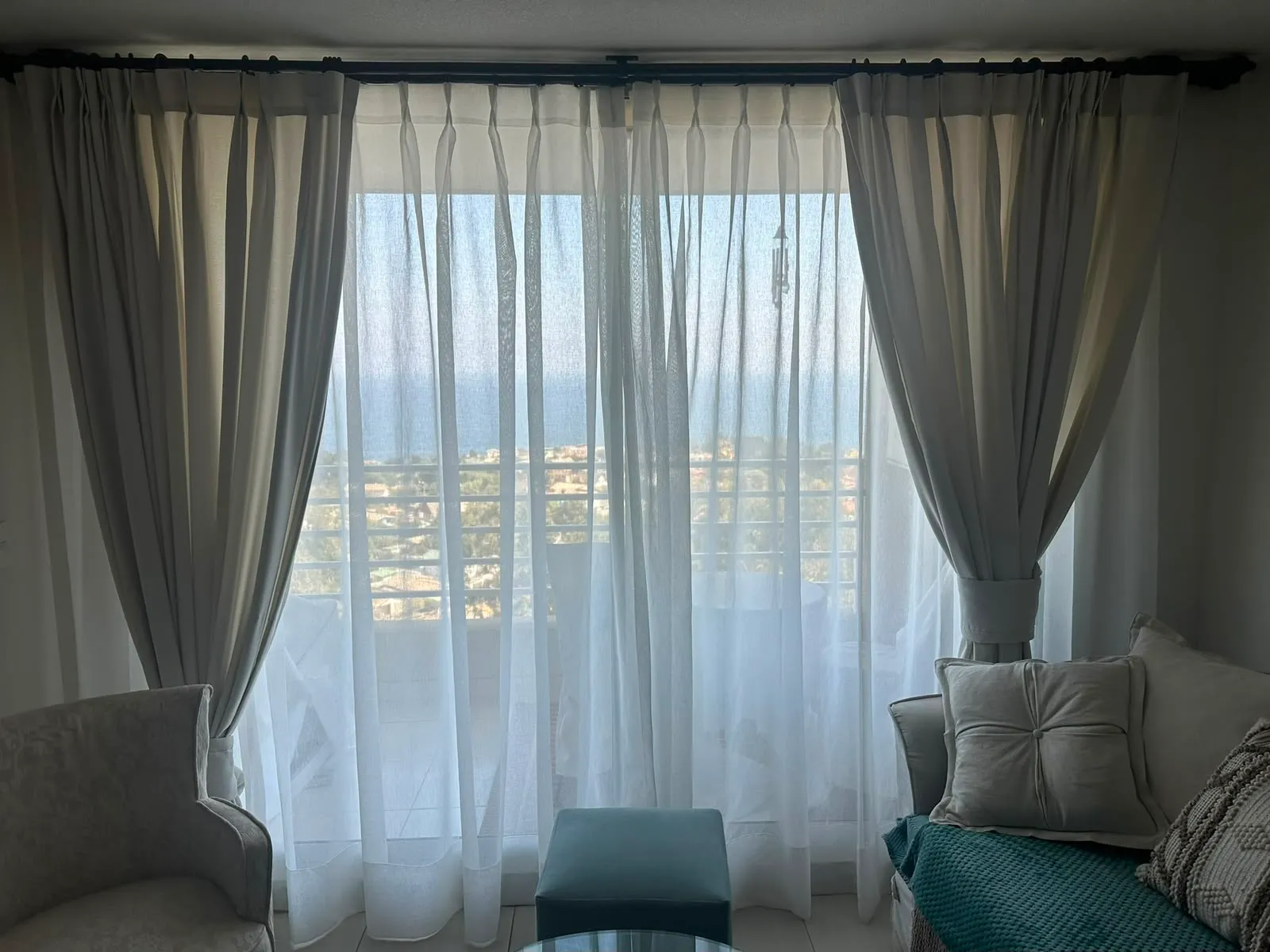 Terraza con cortinas y vista ciudad, protección con cortinas a medida en Santiago